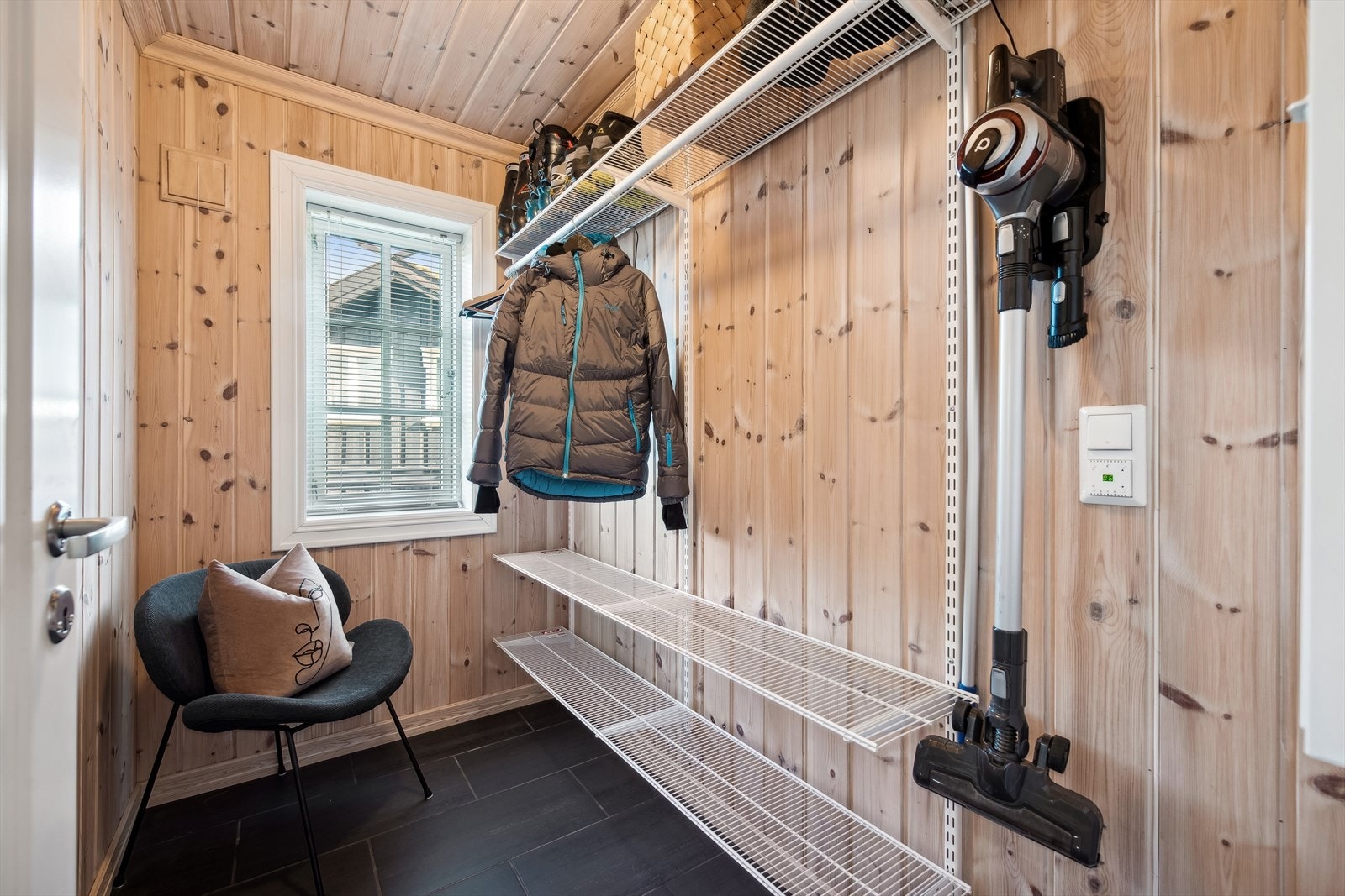 Garderoberom i tilknytning til inngangspartiet, praktisk for oppbevaring av klær og sko. Galleribilde