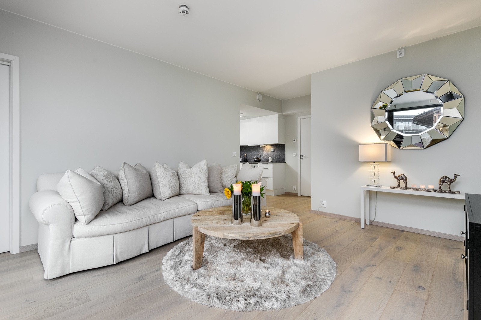 I stuen er det god plass til sofaløsning med tilhørende møblement. Galleribilde