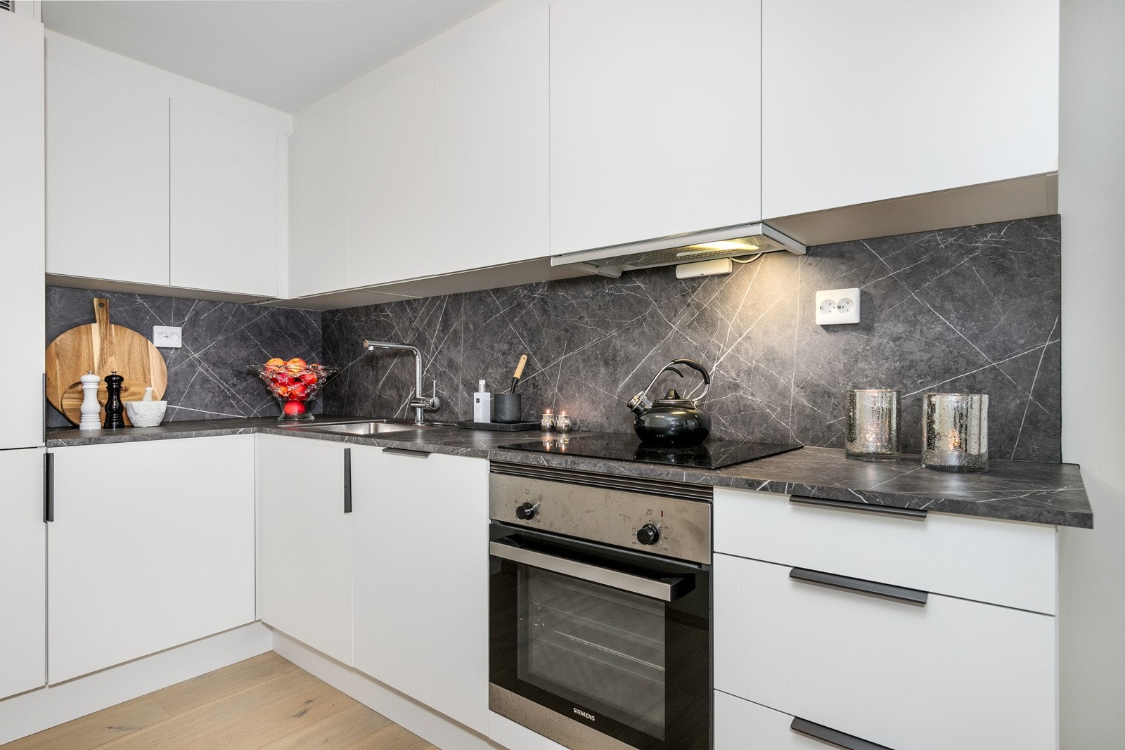 Stekeovn, platetopp, kjøl/frys og oppvaskmaskin er integrert i innredningen. Galleribilde