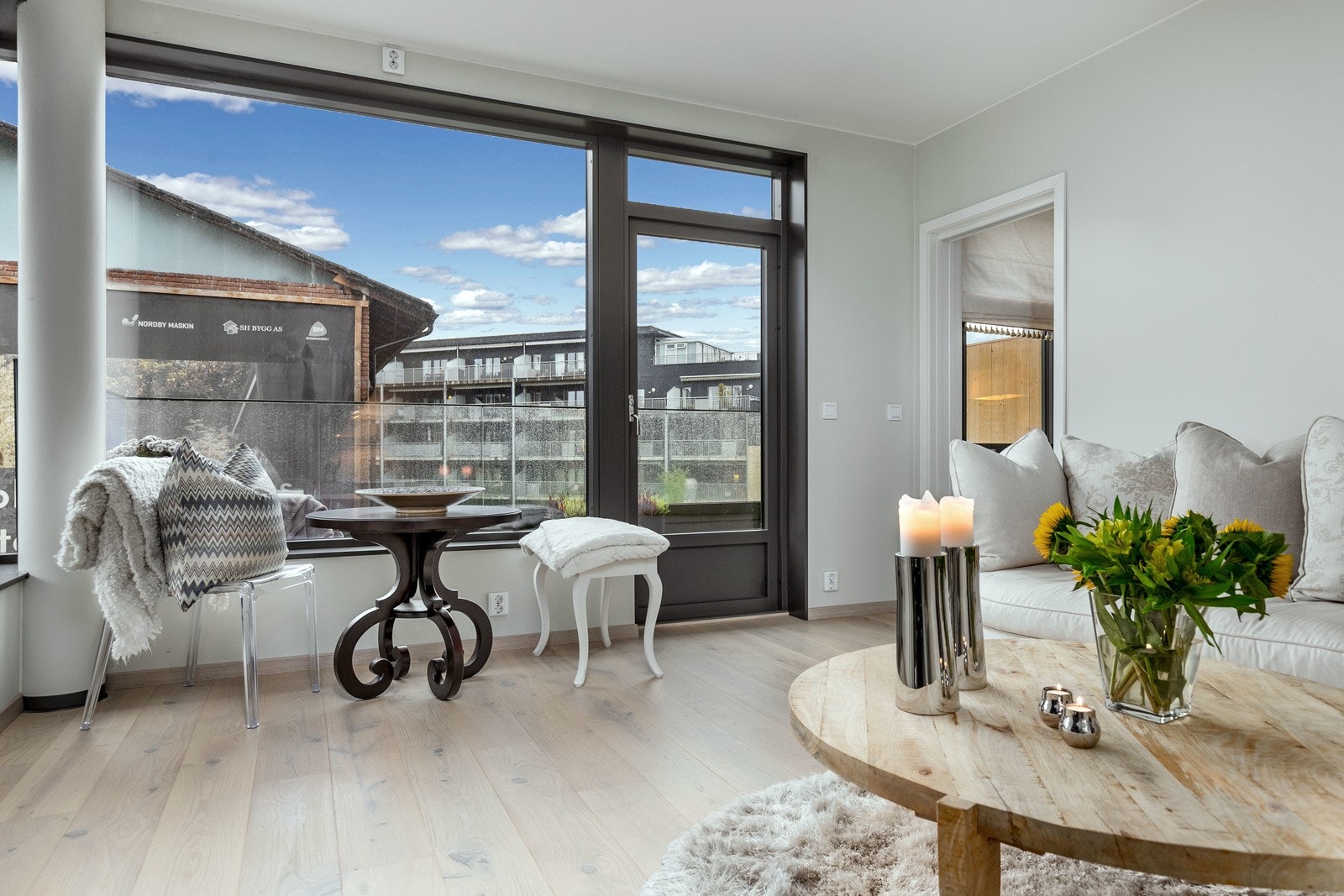 På gulvet er det 1-stavs eikeparkett med vannbåren varme. Galleribilde