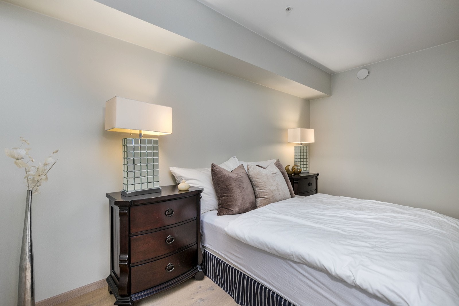 Romslig soverom med god plass til dobbeltseng. Galleribilde