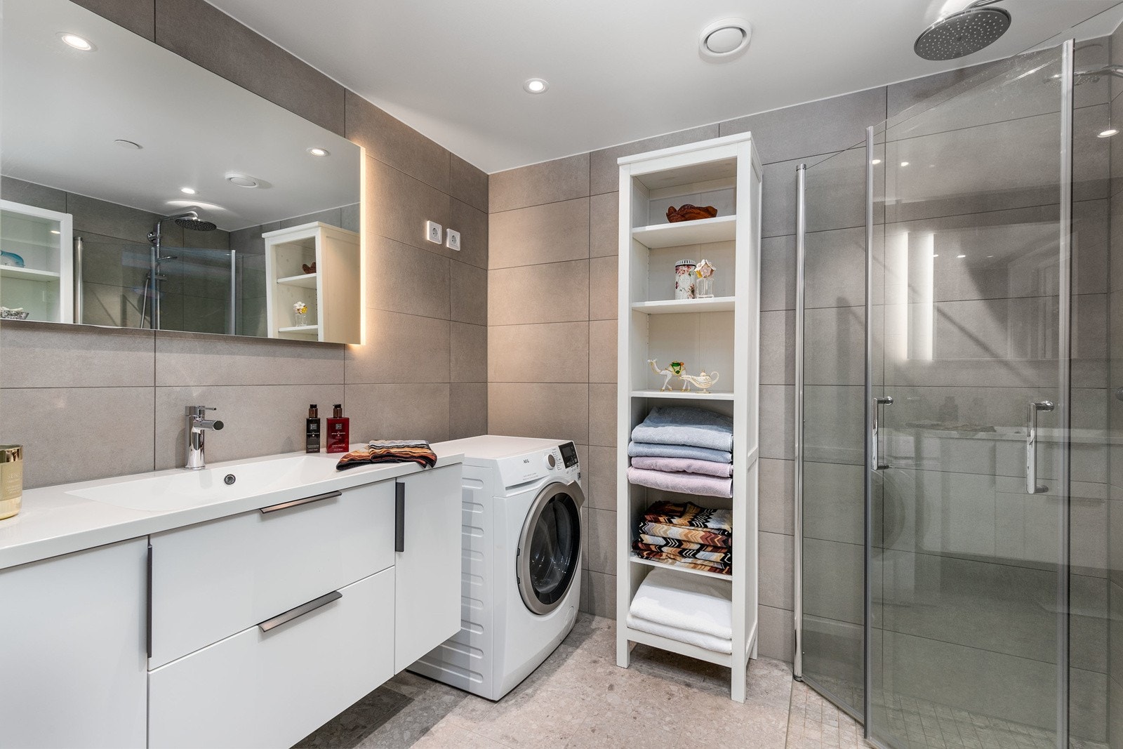 Delikat bad med flislagte overflater og varmekabler i gulv. Galleribilde