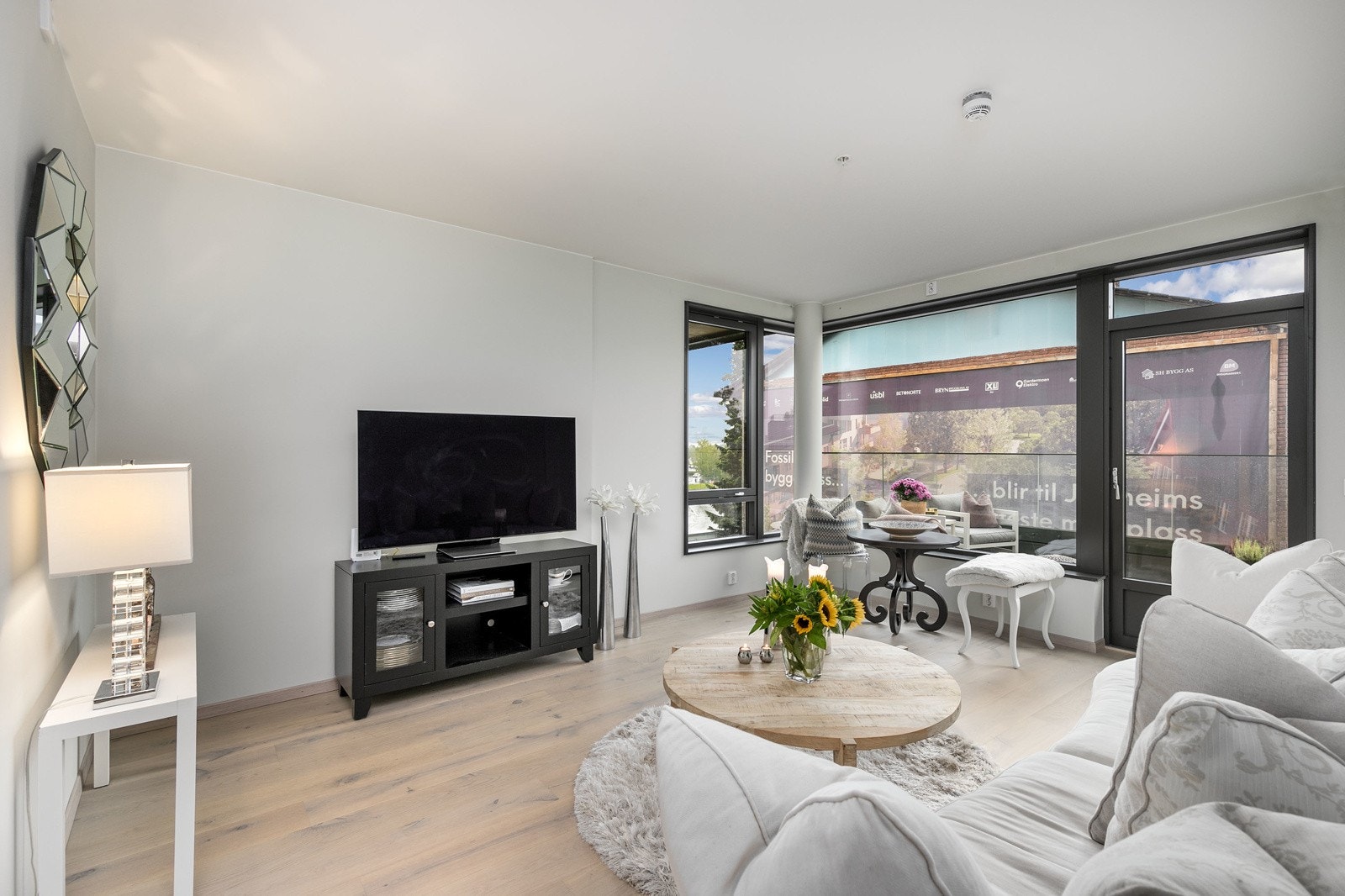 Stue med store vinduer og takhøyde på hele 2,6 m som gir en lys og luftig romfølelse. Galleribilde