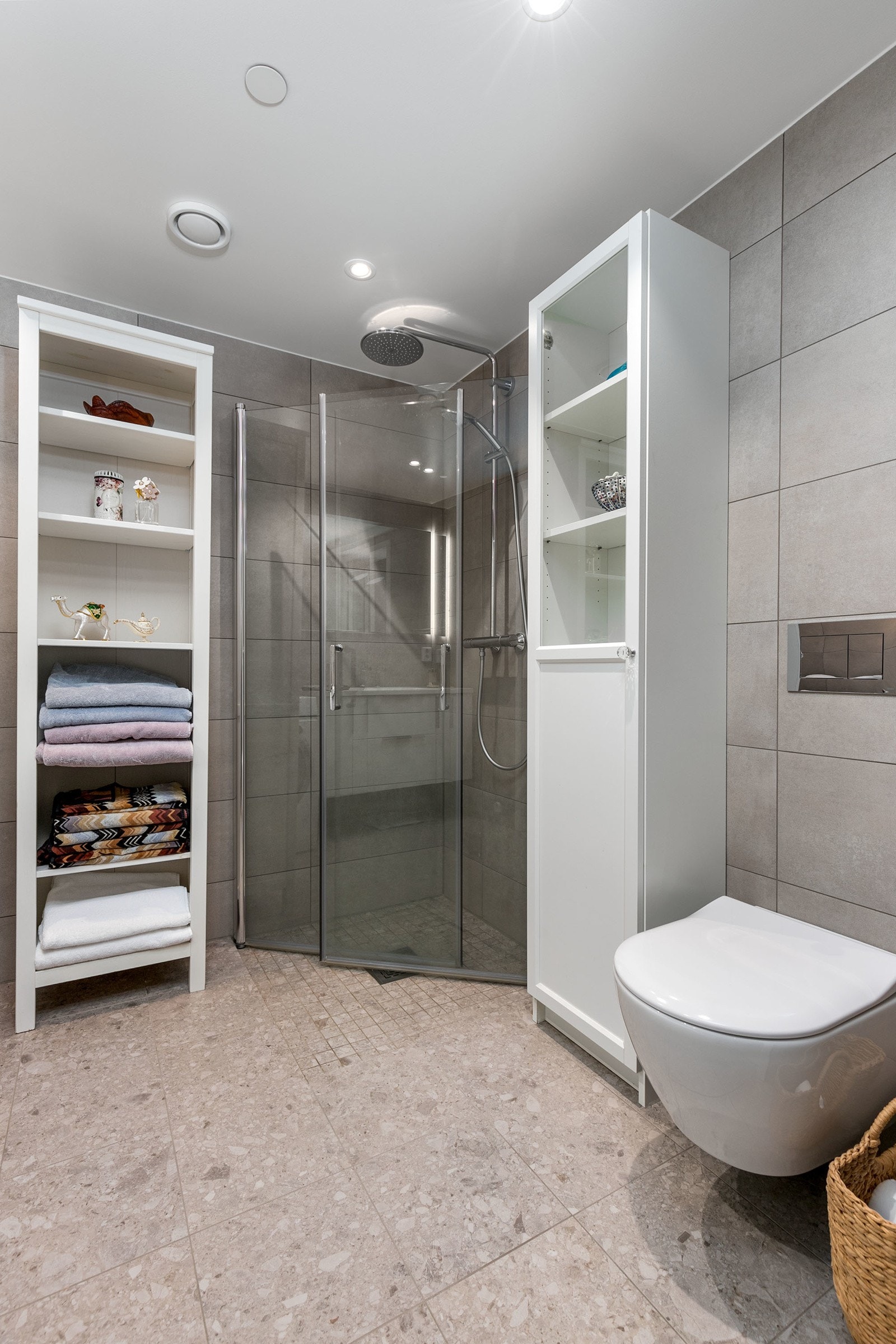 Nedsenket dusjsone med hånddusj og innfellbare dusjvegger i glass. Galleribilde