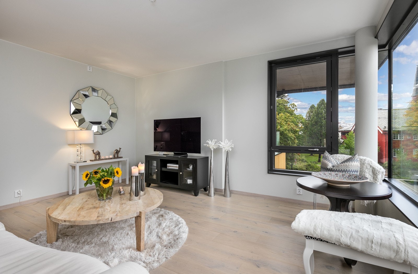 Rommet er holdt i lyse moderne fargevalg, noe som er gjennomgående for leiligheten. Galleribilde