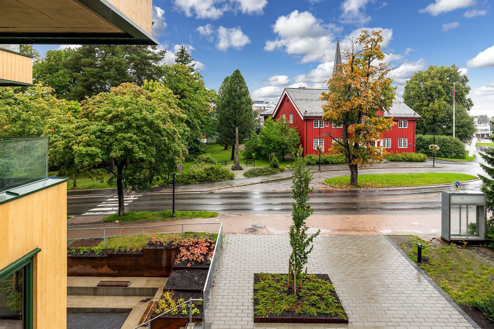 Gotaasalléen ligger fint til på et høydedrag i sentrum av Jessheim, med det flotte Herredshuset rett over gaten. Galleribilde