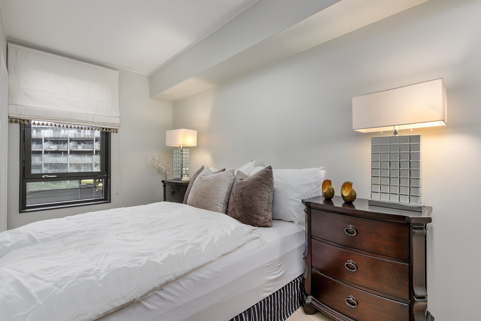 Rommet har lysmalte veggflater, 1-stavs parkett på gulv og et vindu som slipper inn rikelig med lys. Galleribilde