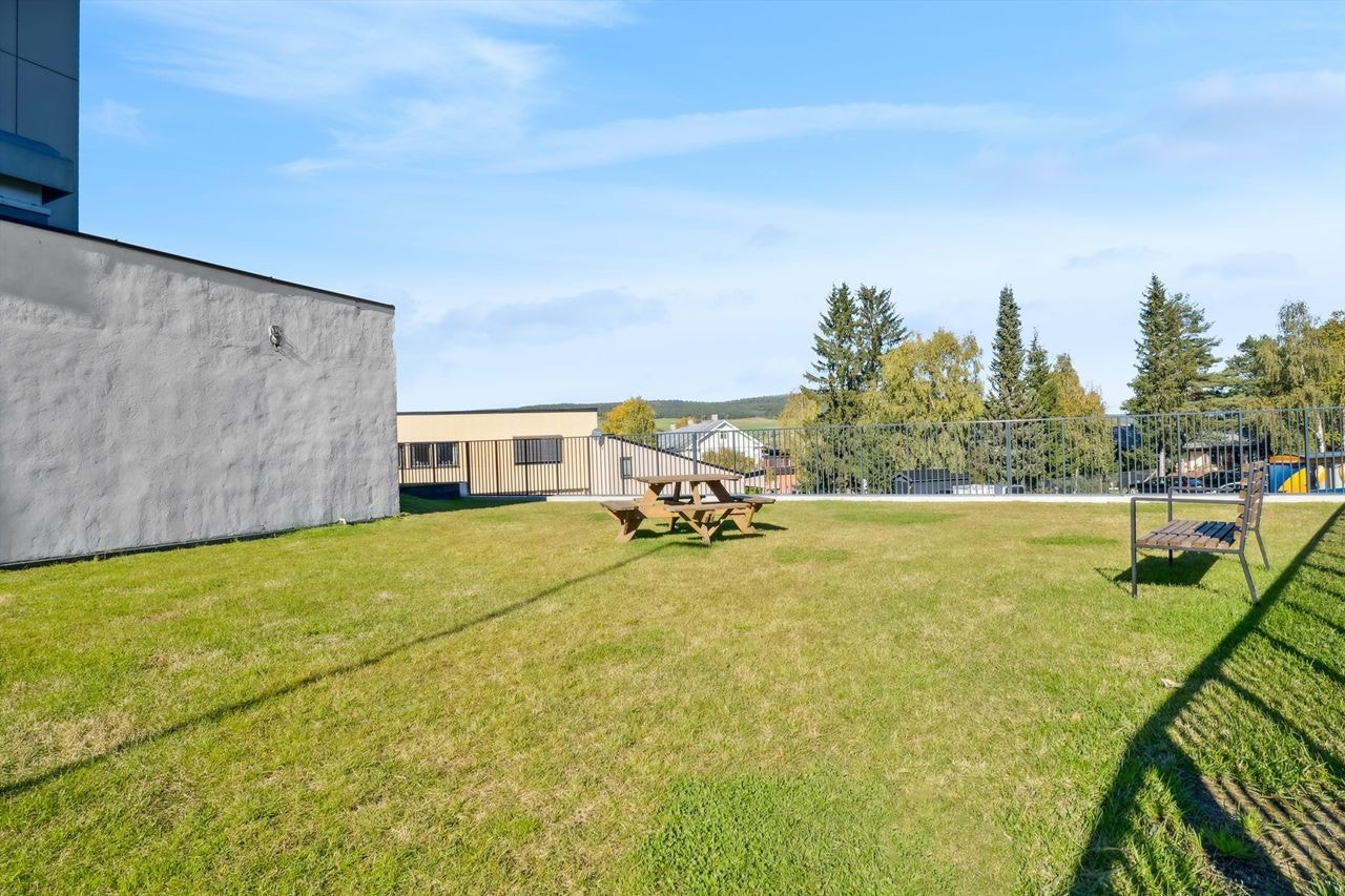 Bygget har oppvarmet parkeringskjeller hvor en bod og parkeringsplass følger seksjonen. Galleribilde