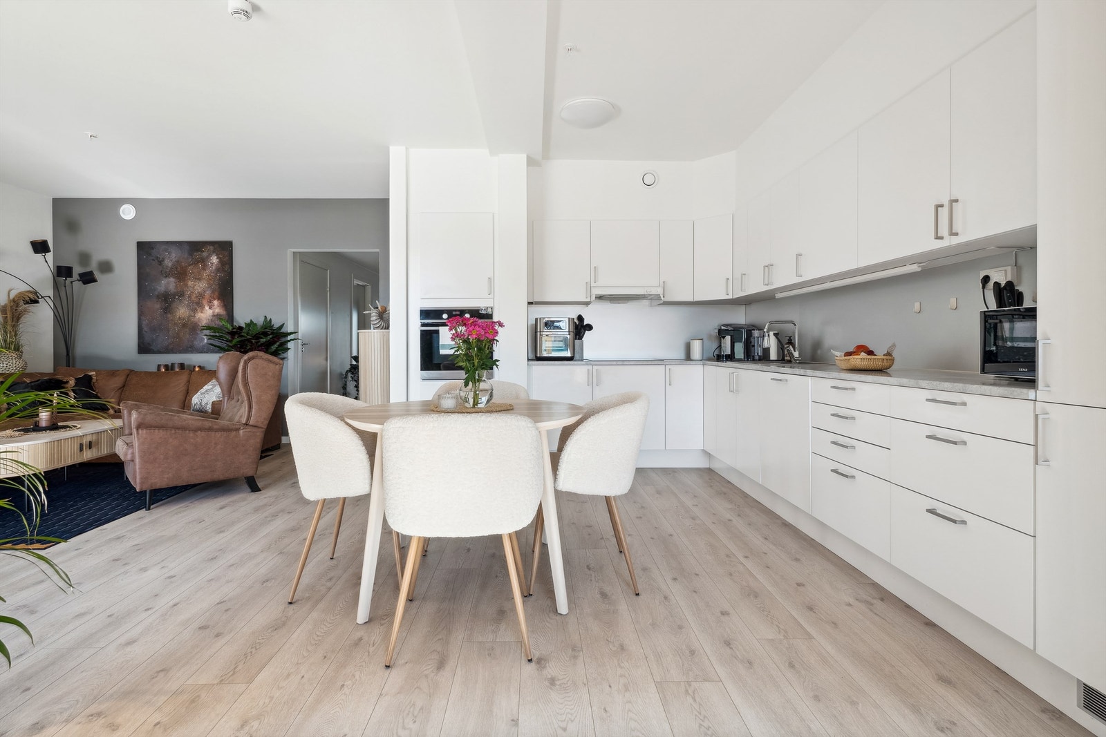 Her er det godt med skap og skuffer og en god arbeidsbenk. Innvendige bilder er fra tilsvarende leilighet i 4. etasje (etasjen over). Materialvalg er identiske. Galleribilde