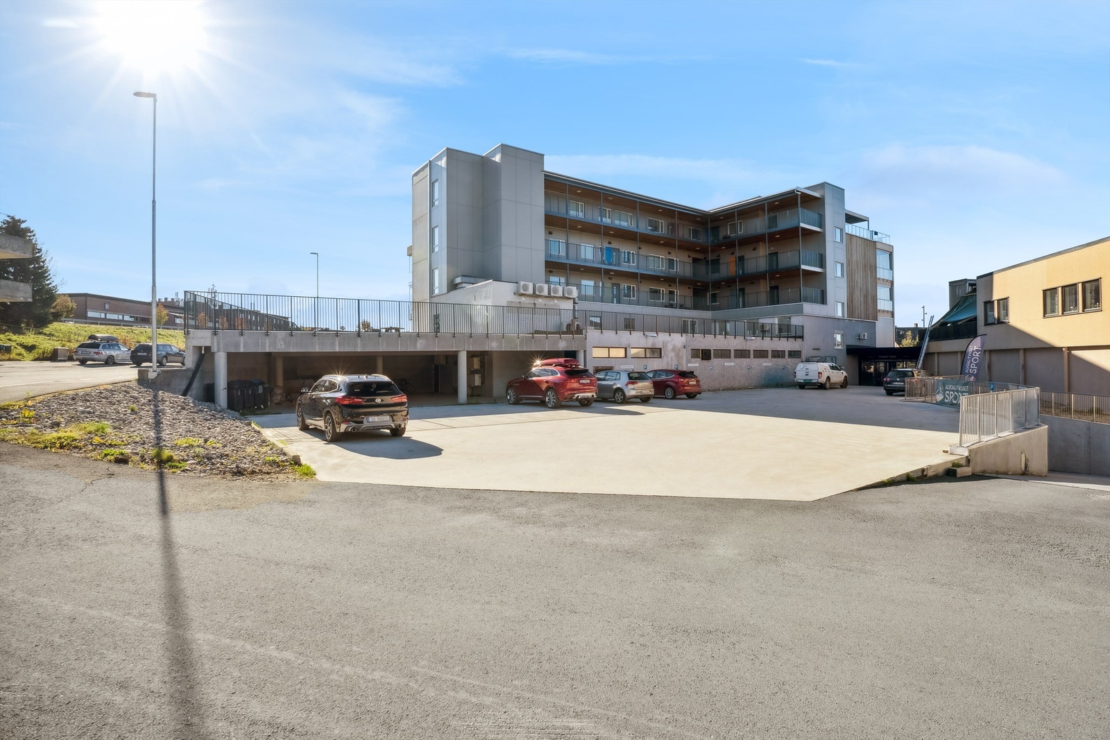 Bygget er oppført i fem etasjer over parkeringskjeller. Galleribilde