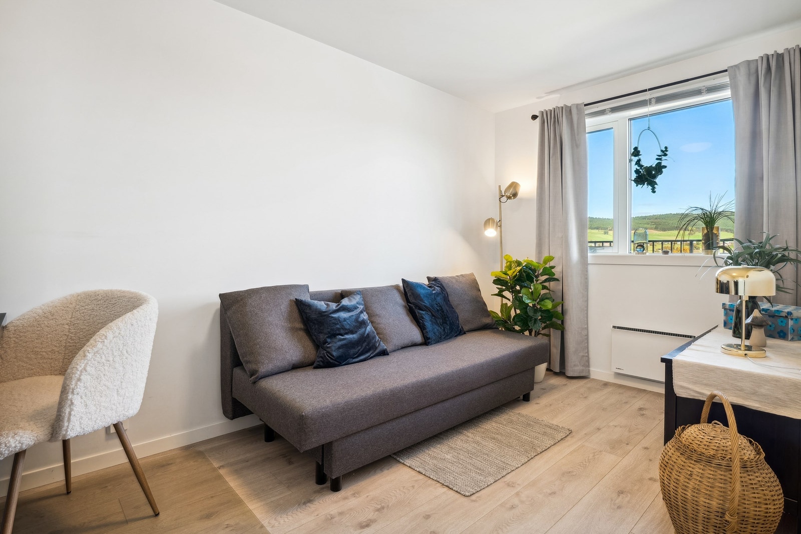 Soverom 2 er noe mindre enn hovedsoverom, men et perfekt barnerom, gjesterom eller kanskje et hjemmekontor? Galleribilde