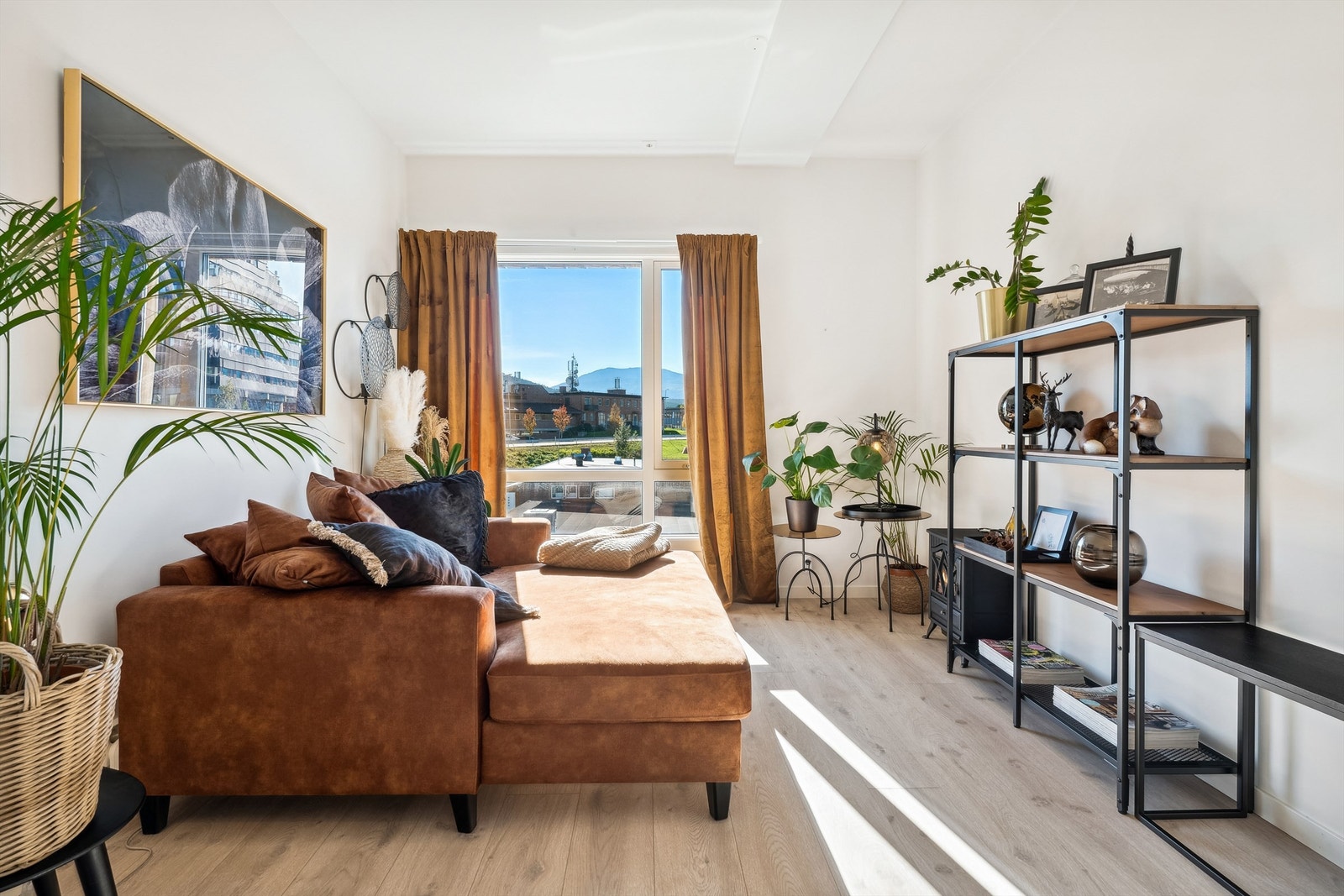 Stuen er stor med god plass til flere sittegrupper. Innvendige bilder er fra tilsvarende leilighet i 4. etasje (etasjen over). Materialvalg er identiske. Mulig å dele av dette rommet til et 3. soverom. Galleribilde