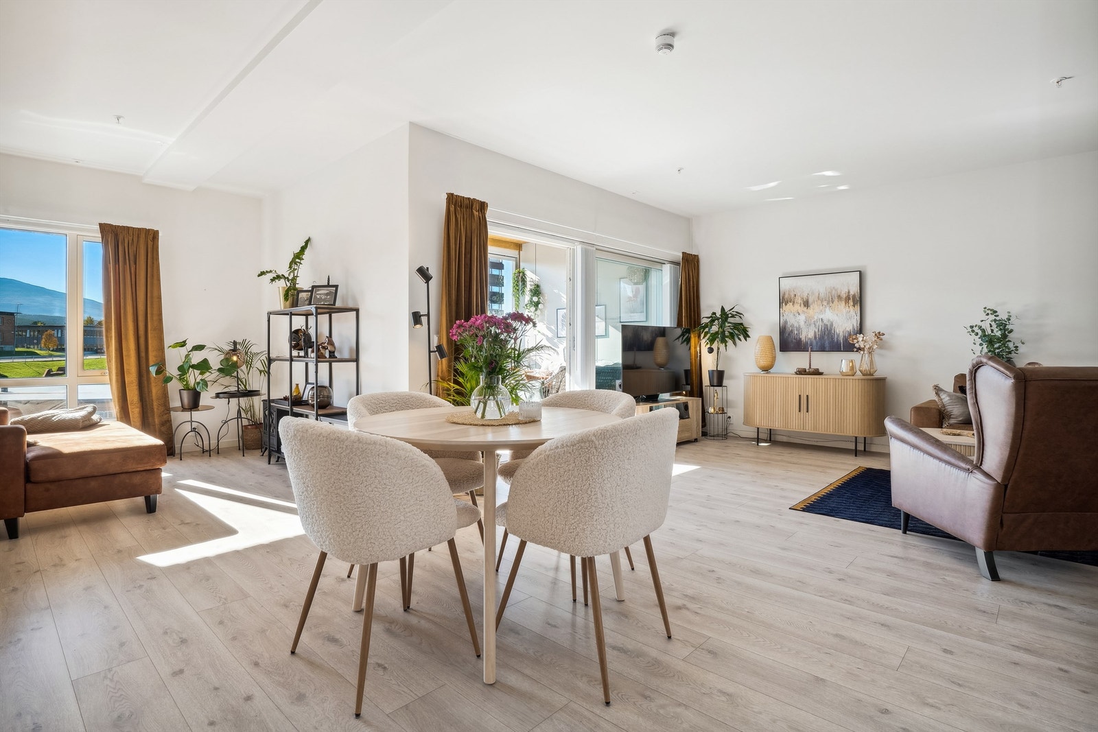 Stuen er lys og trivelig med store vinduer og skyvedør ut til balkongen. Innvendige bilder er fra tilsvarende leilighet i 4. etasje (etasjen over). Materialvalg er identiske. Galleribilde