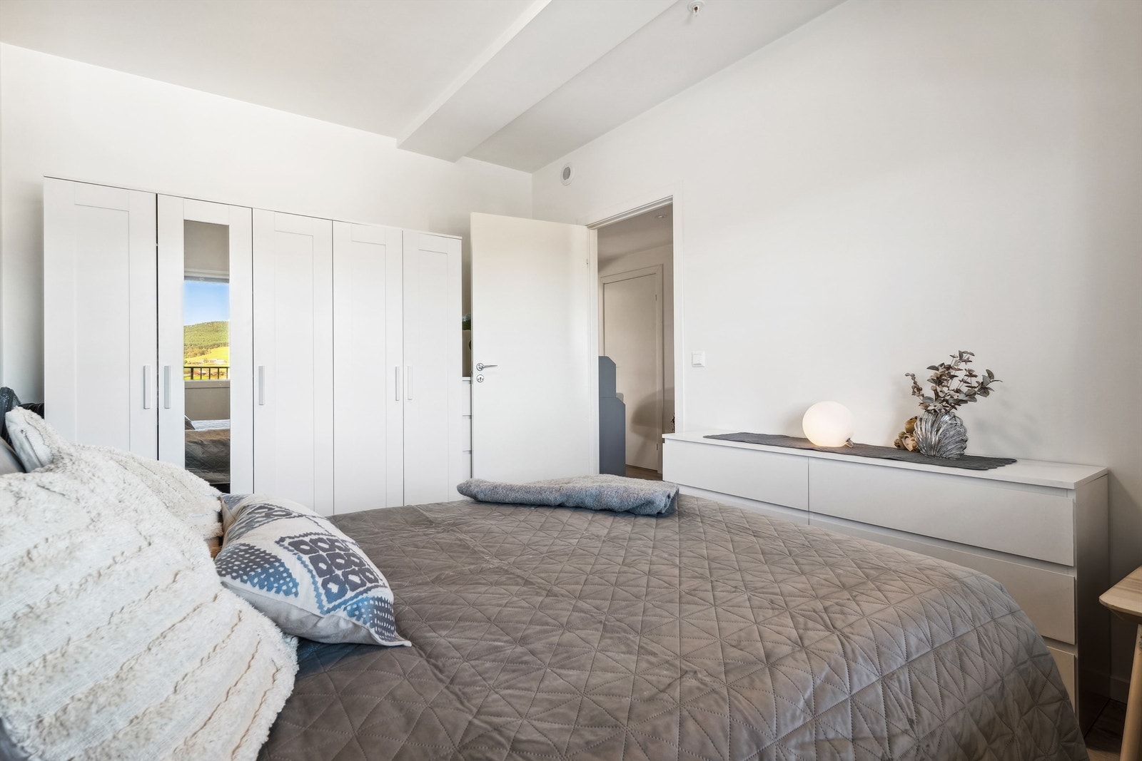 Soverom 1. Innvendige bilder er fra tilsvarende leilighet i 4. etasje (etasjen over). Materialvalg er identiske. Galleribilde