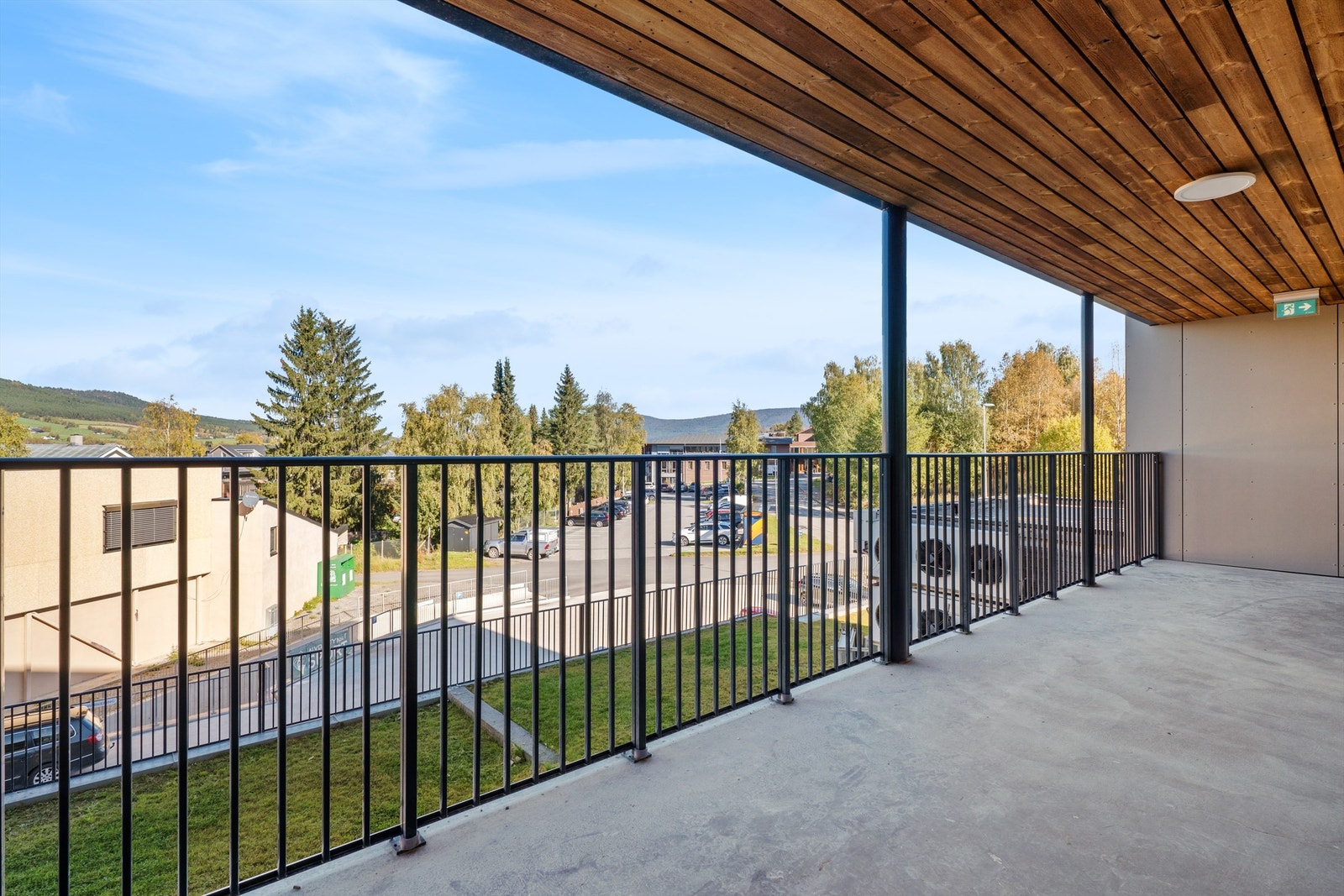 Adkomst til leilighetene via felles trapperom/heis og utvendig brede svalganger. Her kan morgensola nytes. Galleribilde