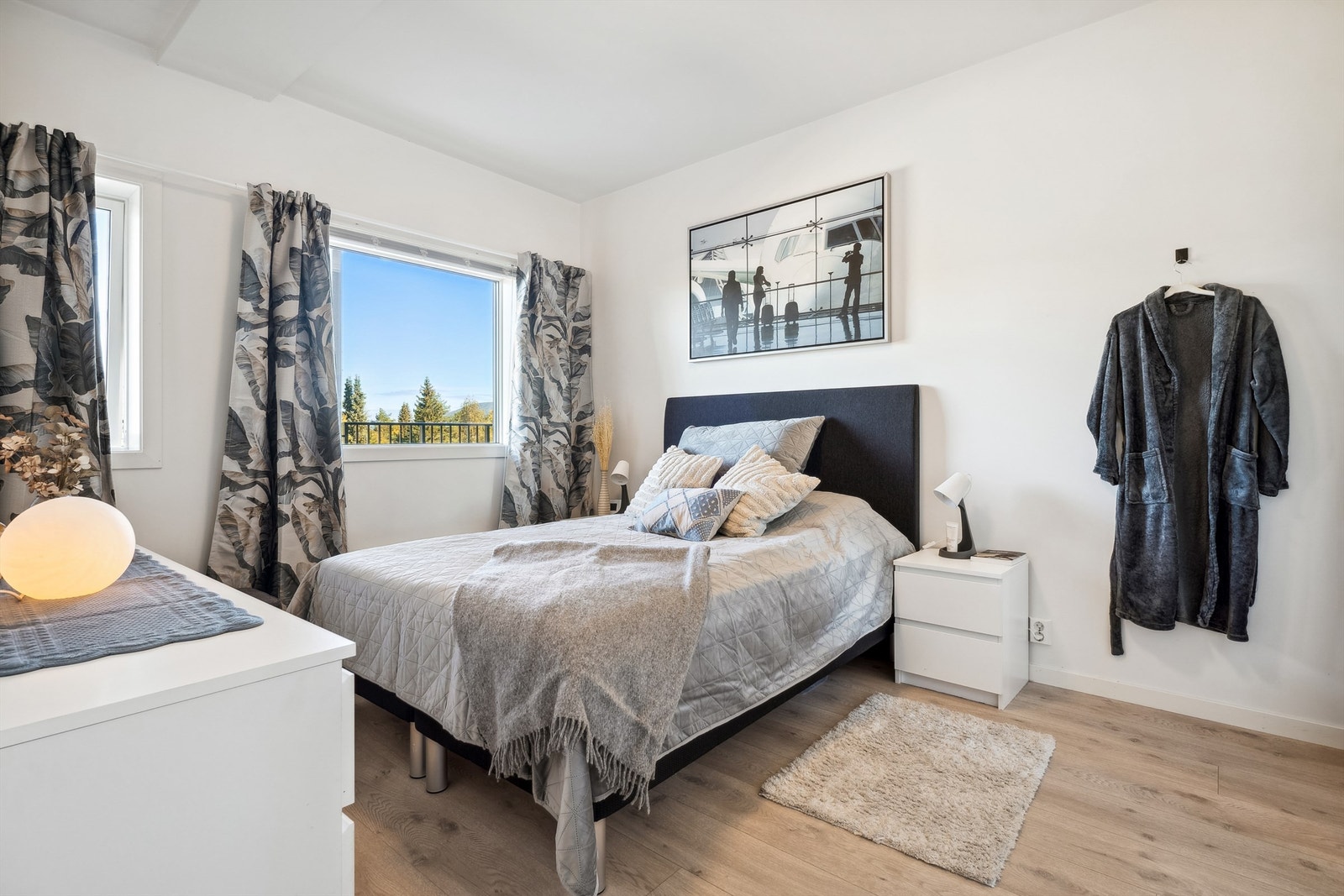 Leiligheten har to lyse og pene soverom, hovedsoverom har god plass til dobbeltseng og garderobeskap. Galleribilde