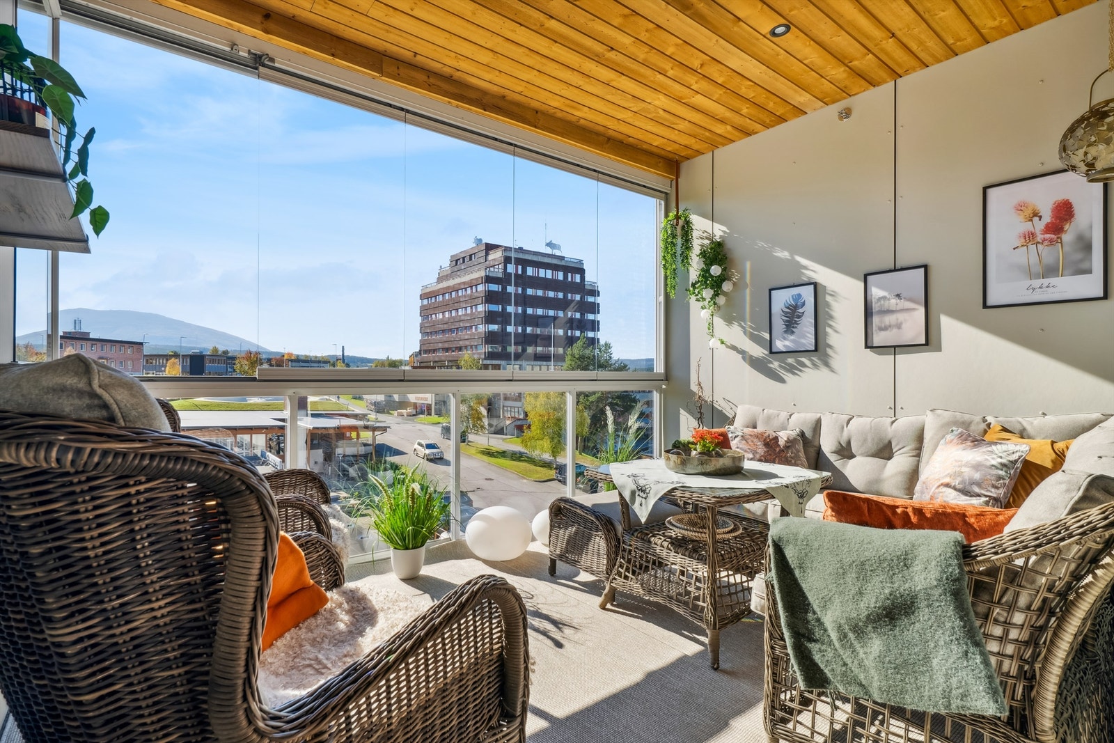 Lun og trivelig innglasset balkong utenfor stuen. Innvendige bilder er fra tilsvarende leilighet i 4. etasje (etasjen over). Materialvalg er identiske. Merk at utsikten vil være noe forskjellig i leiligheten som selges. Galleribilde