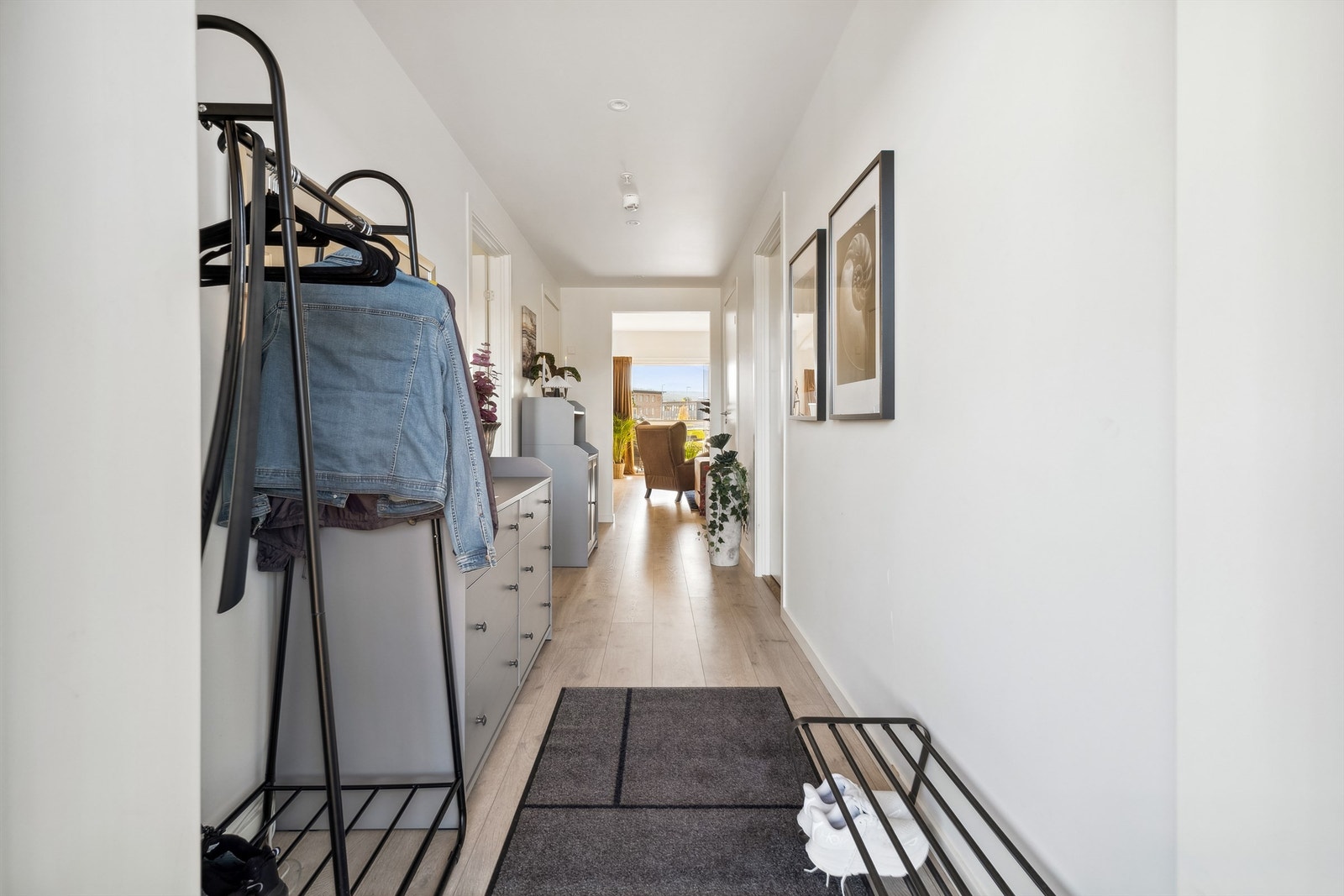 Leiligheten har gjennomgående laminatgulv og malte glatte flater. Innvendige bilder er fra tilsvarende leilighet i 4. etasje (etasjen over). Materialvalg er identiske. Galleribilde