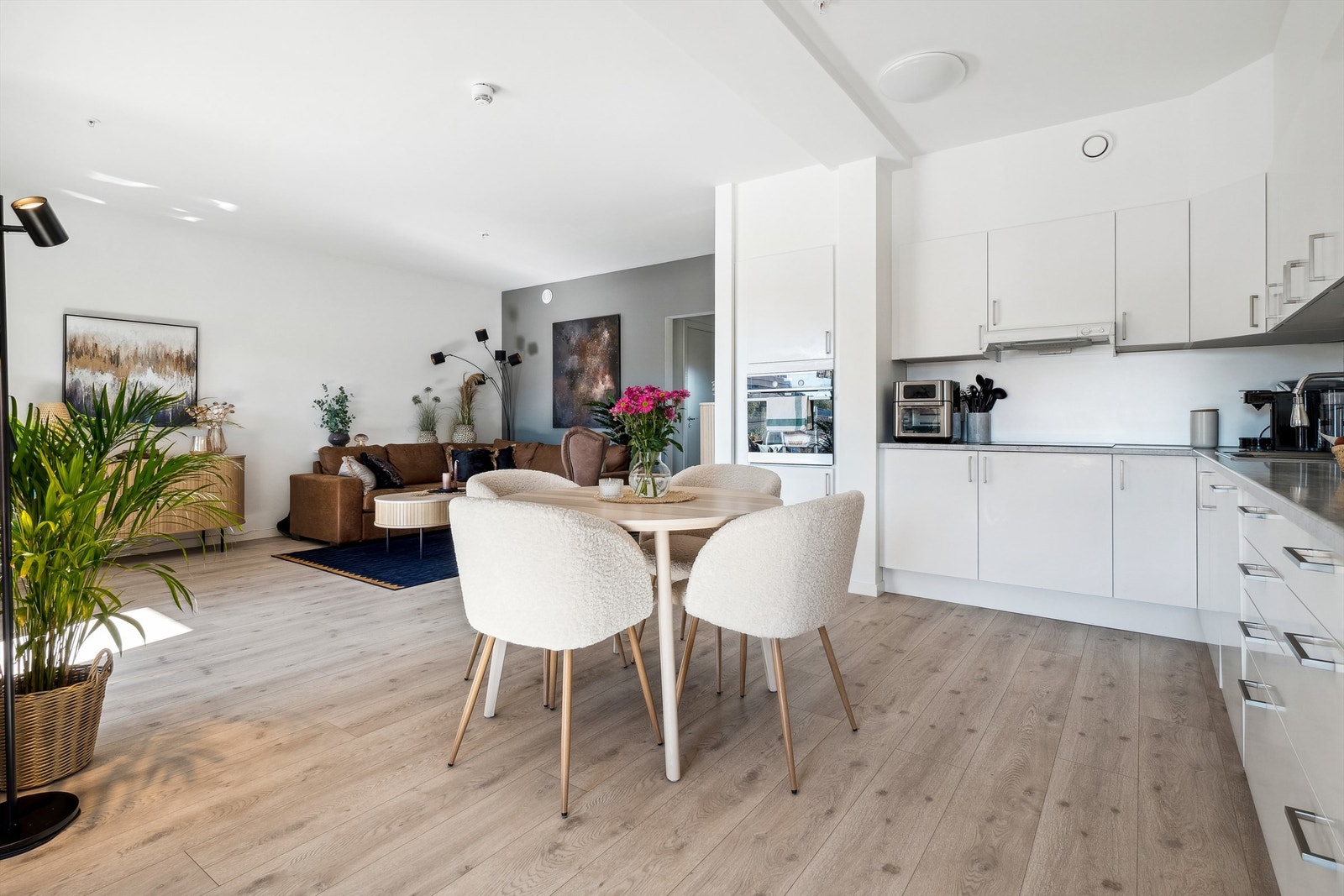 Åpen og fin stue/kjøkkenløsning som er perfekt for sosiale sammenkomster. Galleribilde