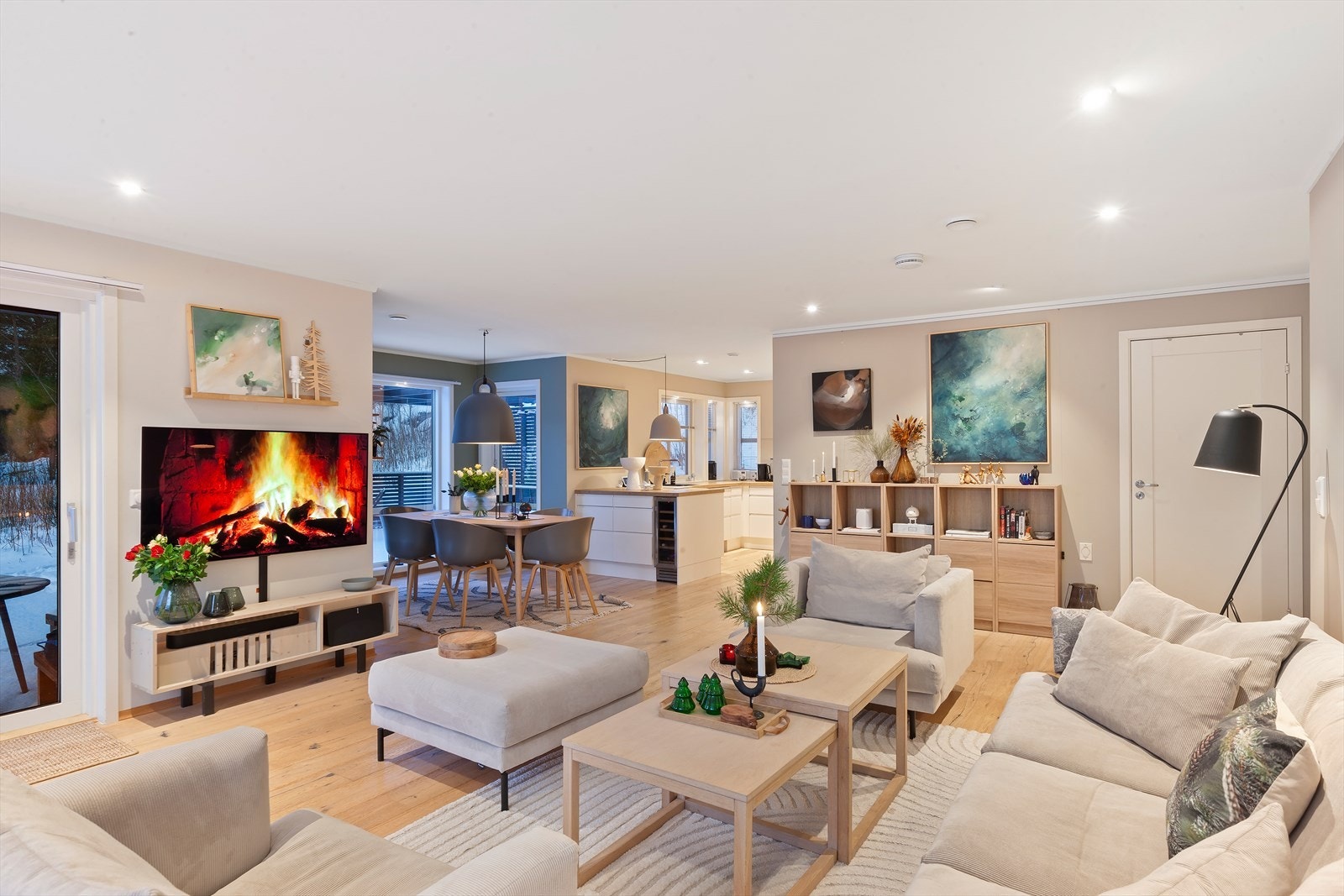 Sofakroken finner fort sin naturlige plass i rommet. Gode vindusflater sørger for at stua får godt med naturlig lys. Galleribilde