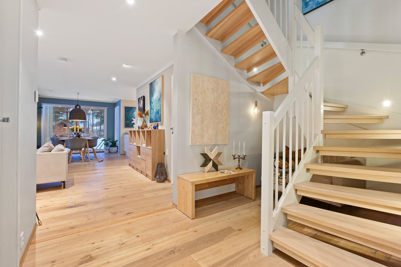 Vi tar trappa og beveger oss opp en etasje Galleribilde