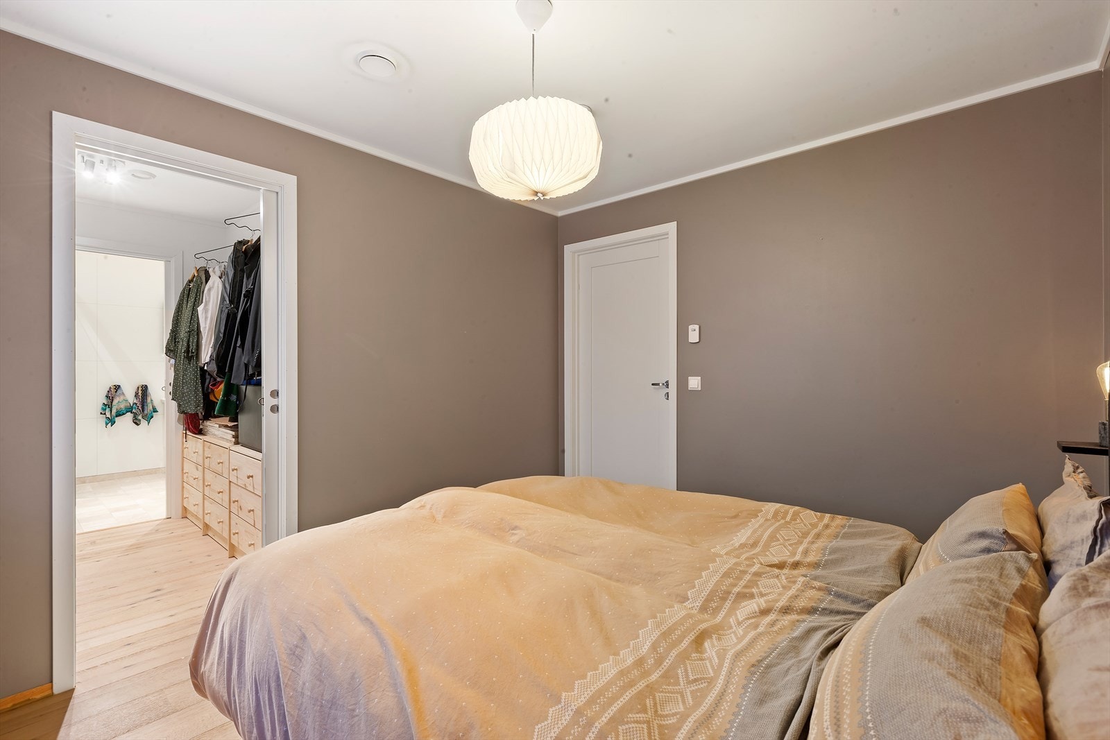 Soverom med direkte adkomst til walk-in og videre til bad. Galleribilde