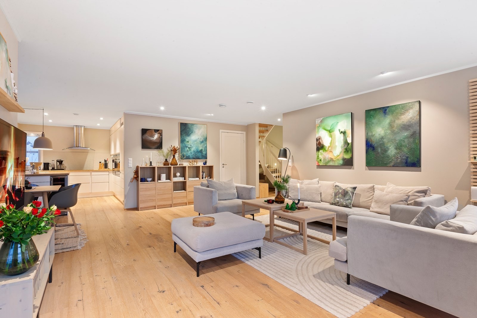 Boligen er utstyrt med vannbåren gulvvarme i alle oppholdsrom, foruten soverom. Balansert ventilasjon sørger for et godt inneklima. Galleribilde