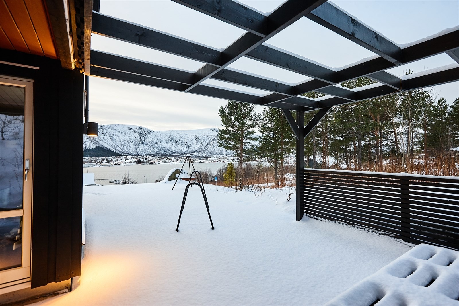 Lun og koselig uteplass som innbyr til sosialt samvær Galleribilde