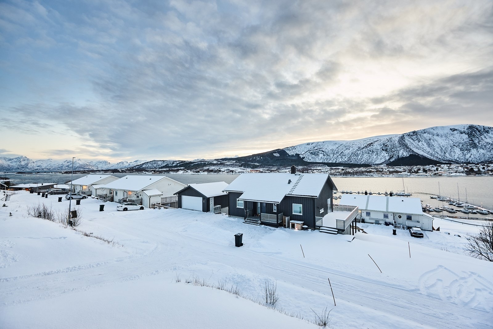 Vakre fjellformasjoner og naturlandskap preger området Galleribilde