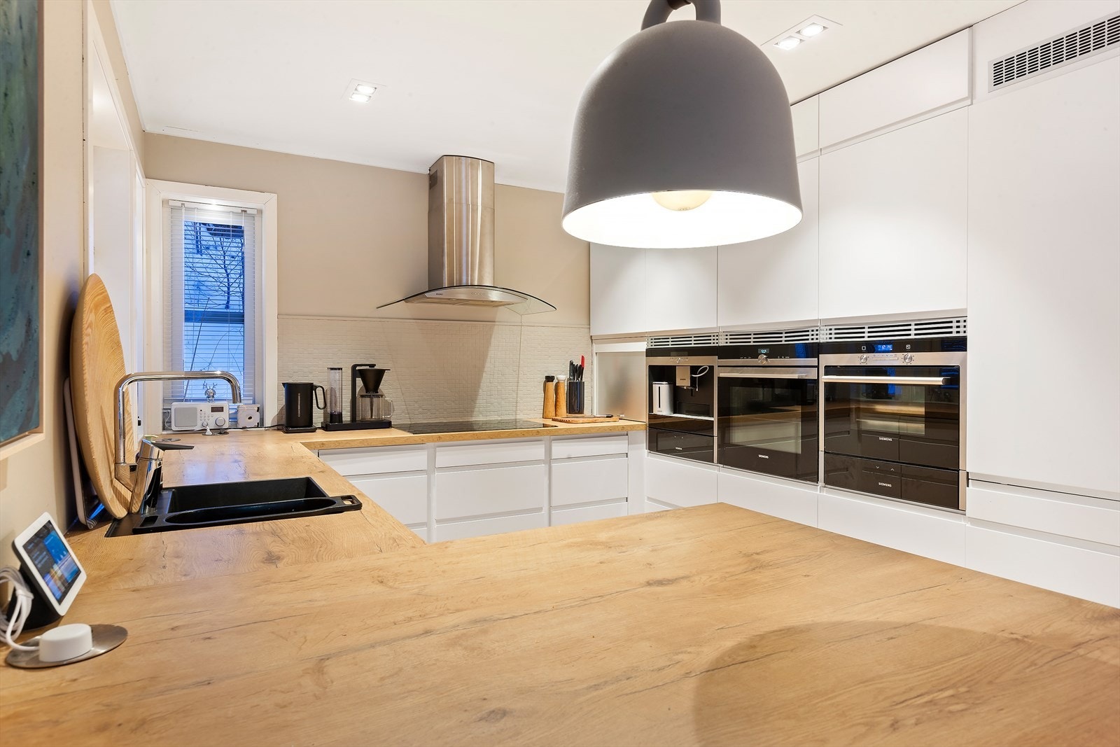 Lekkert kjøkken med integrerte hvitevarer Galleribilde