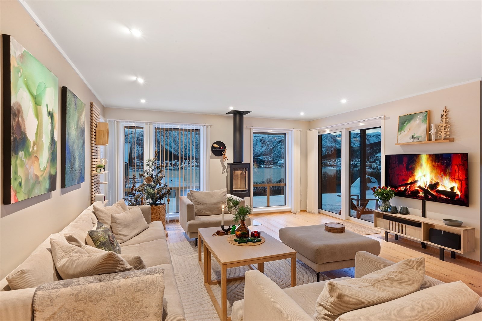 Peisovn og varmepumpe sørger for å varme opp både rom og stemning Galleribilde