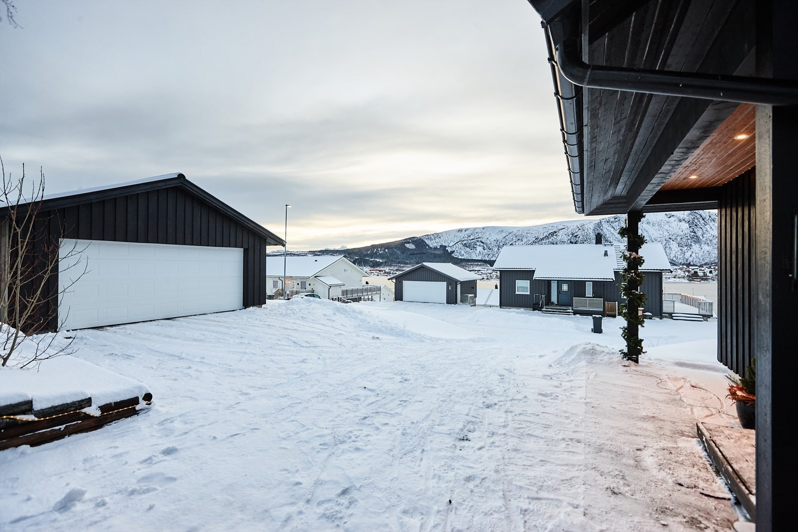 Romslig innkjørsel med gode parkeringsforhold Galleribilde