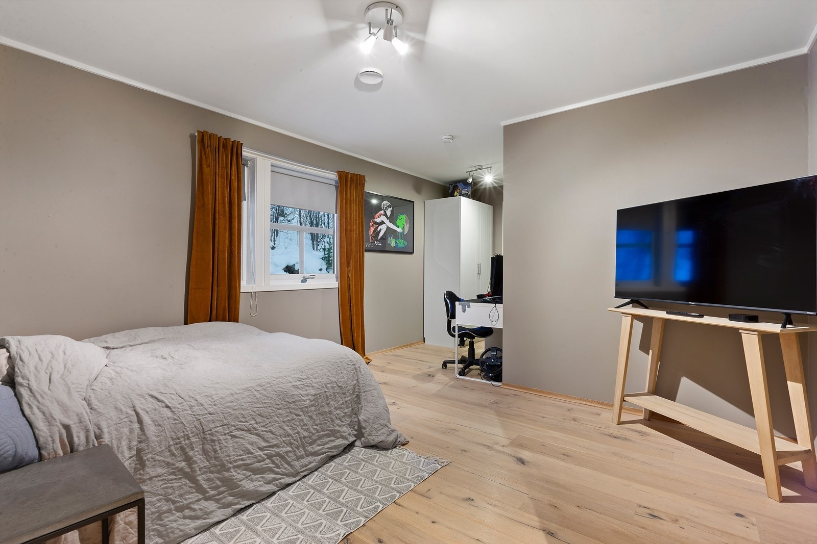 Svært romslig soverom med videre adkomst til bod Galleribilde