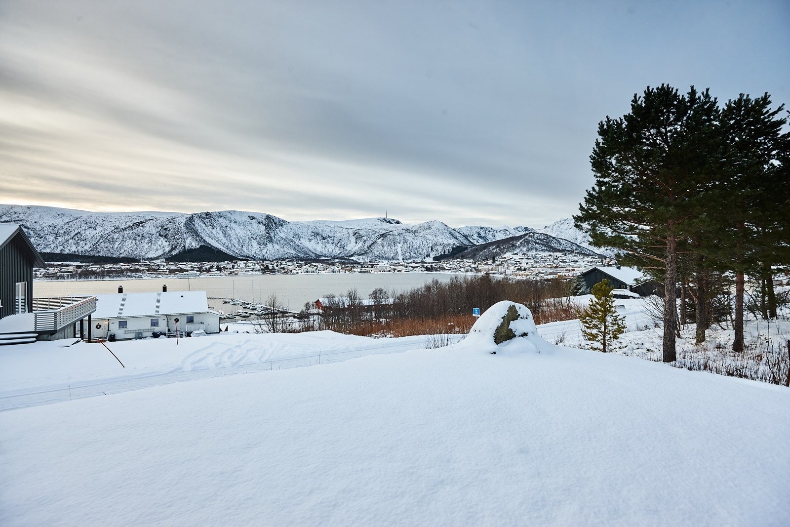 Eiendommen har en flott hage med plen Galleribilde