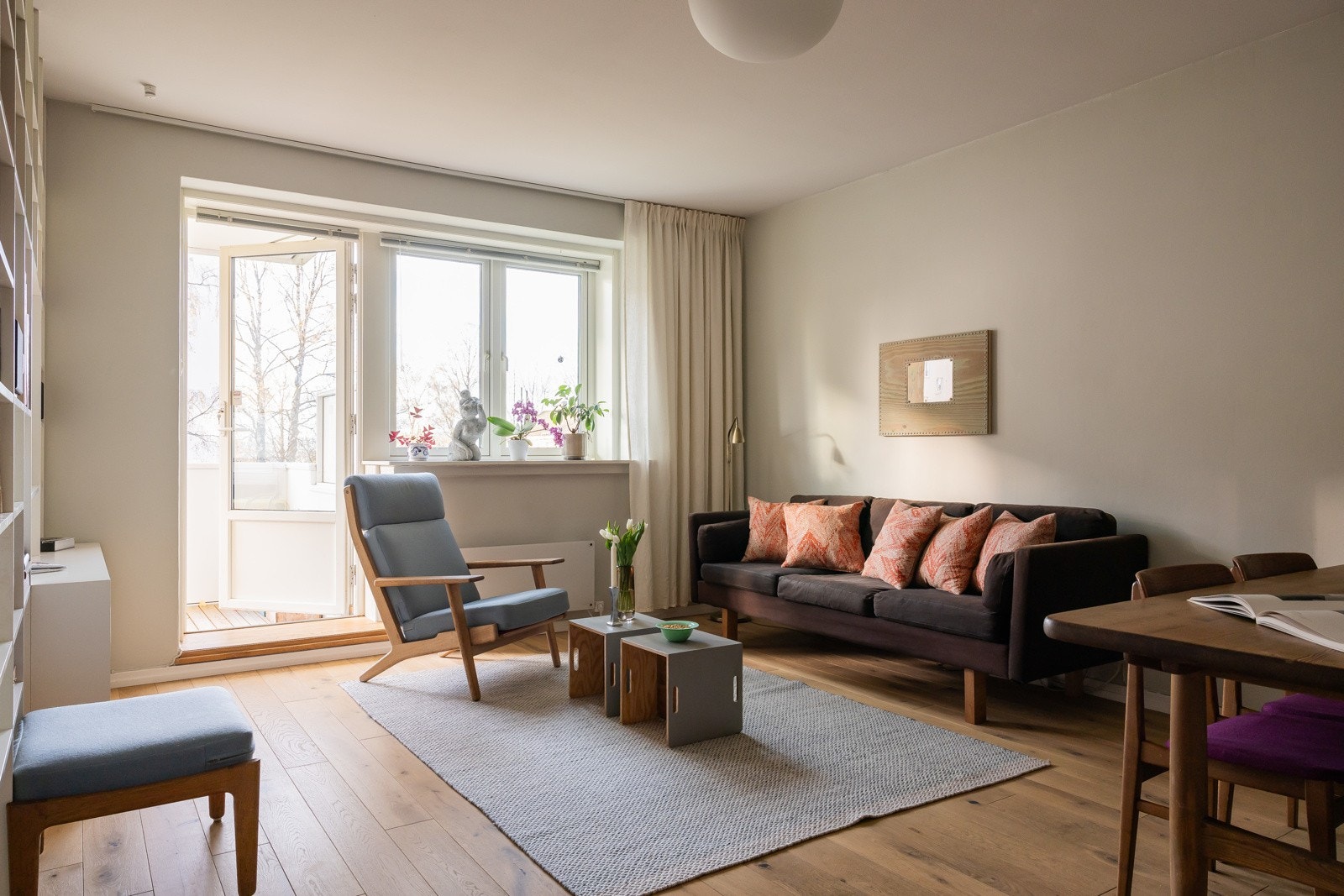 Stuen er romslig med god plass til både spisestue, oppbevaringsmøbler og sofasone. Galleribilde