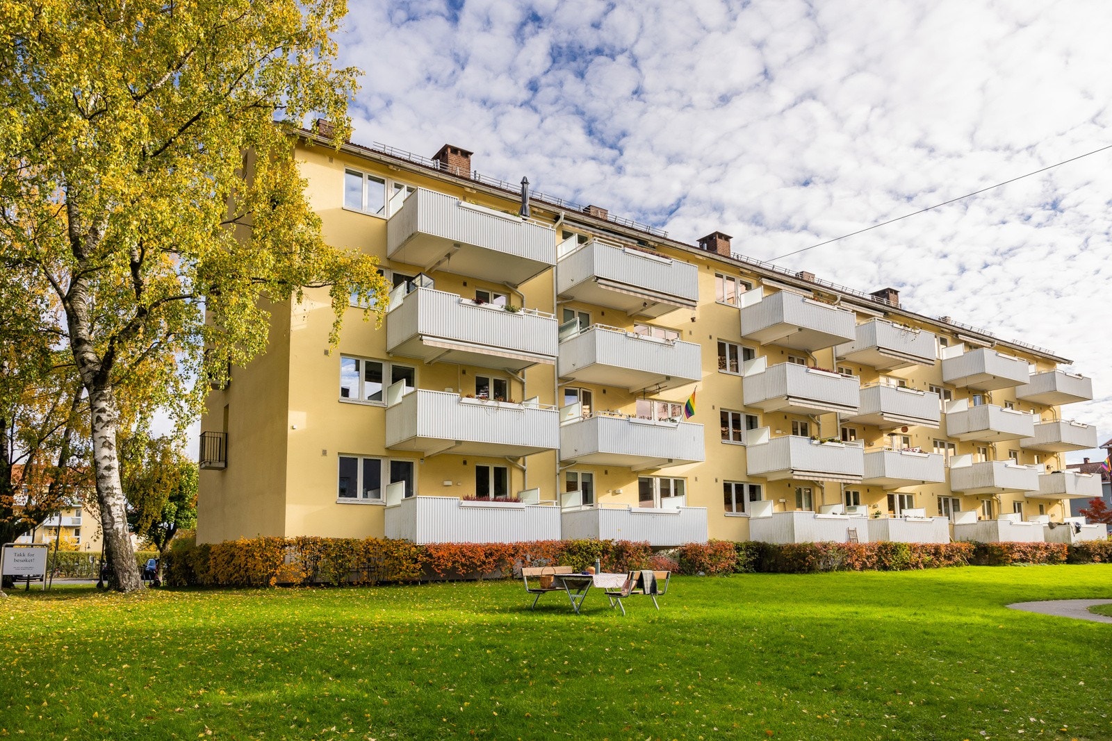 God avstand til naboblokker. Sykkeloppbevaring i kjeller, via sykkelskur mot Grenseveien samt mulighet for å leie plass i en omdisponert garasje for tyngre sykler. Galleribilde