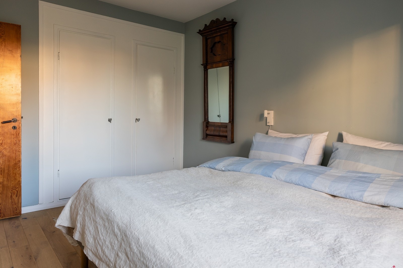 Originalt plassbygget garderobeskap på hovedsoverom. Galleribilde