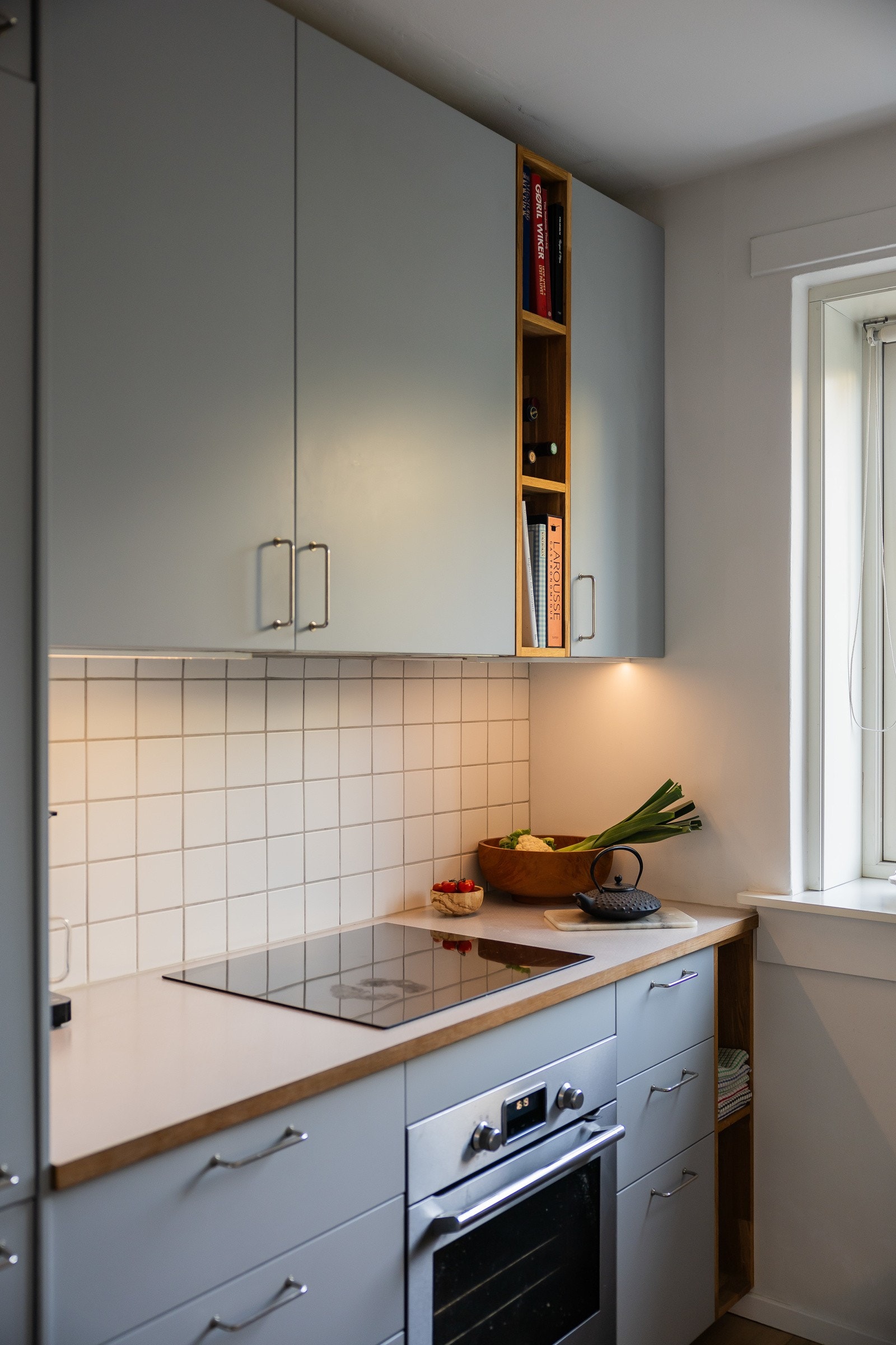 Integrerte hvitevarer som oppvaskmaskin, stekeovn/koketopp og kjøl/frys. Galleribilde