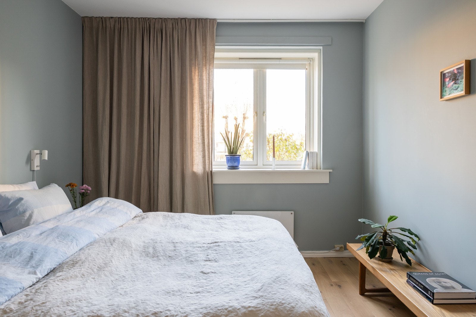 Begge soverom har vinduer som er plassert godt opp fra bakkeplan. Galleribilde