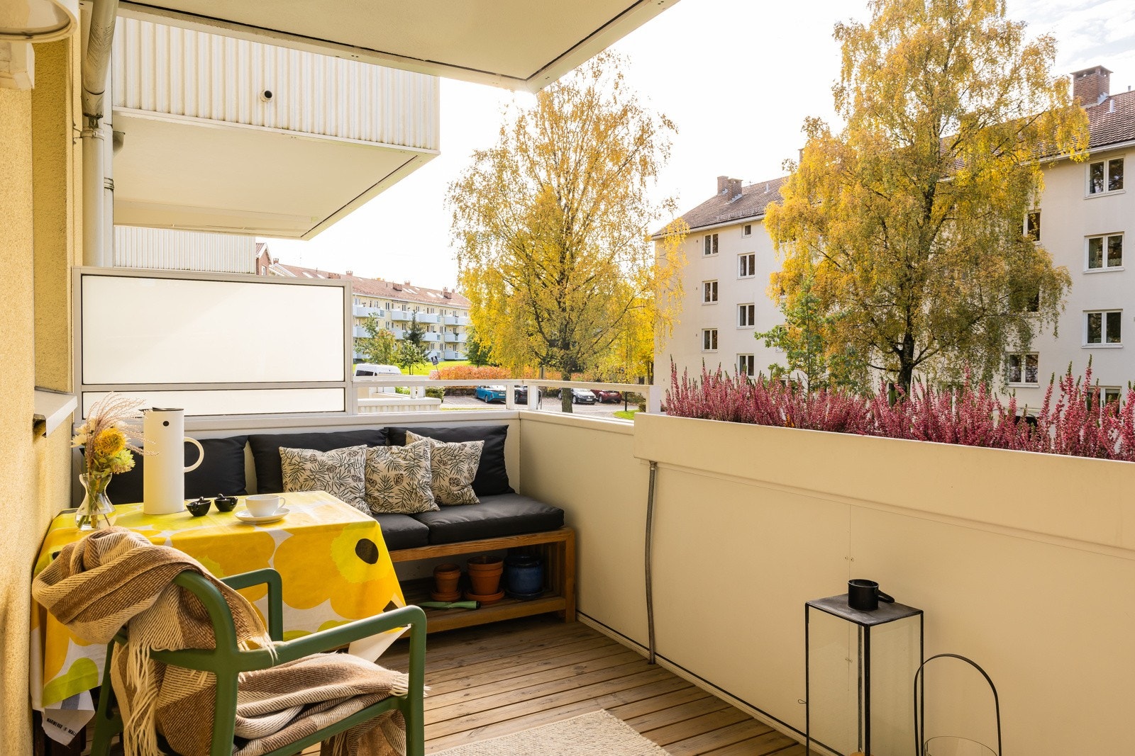 Balkongen har gode solforhold fra ettermiddag til kveld. Plassbygd sittebenk med oppbevaringshylle og tremmegulv fra 2020. Galleribilde
