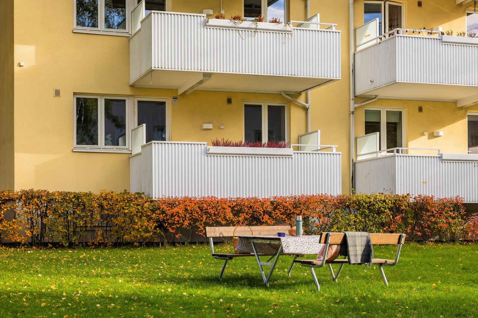 Boligen ligger fritt på ende, godt opp fra bakkeplan. Galleribilde