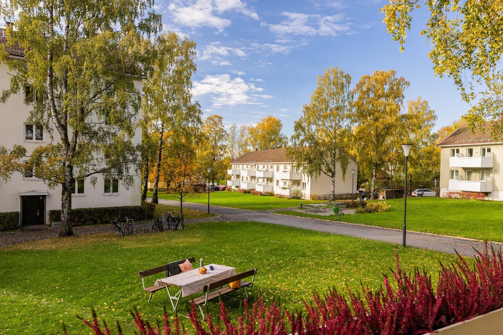 Utsyn fra balkong. Området er kjent for sitt gode bomiljø. Det arrangeres juletrefester, olabilløp etc. i regi av "klubben" på Keyserløkka. Keyserløkka er en skjult perle for alle aldre. Galleribilde