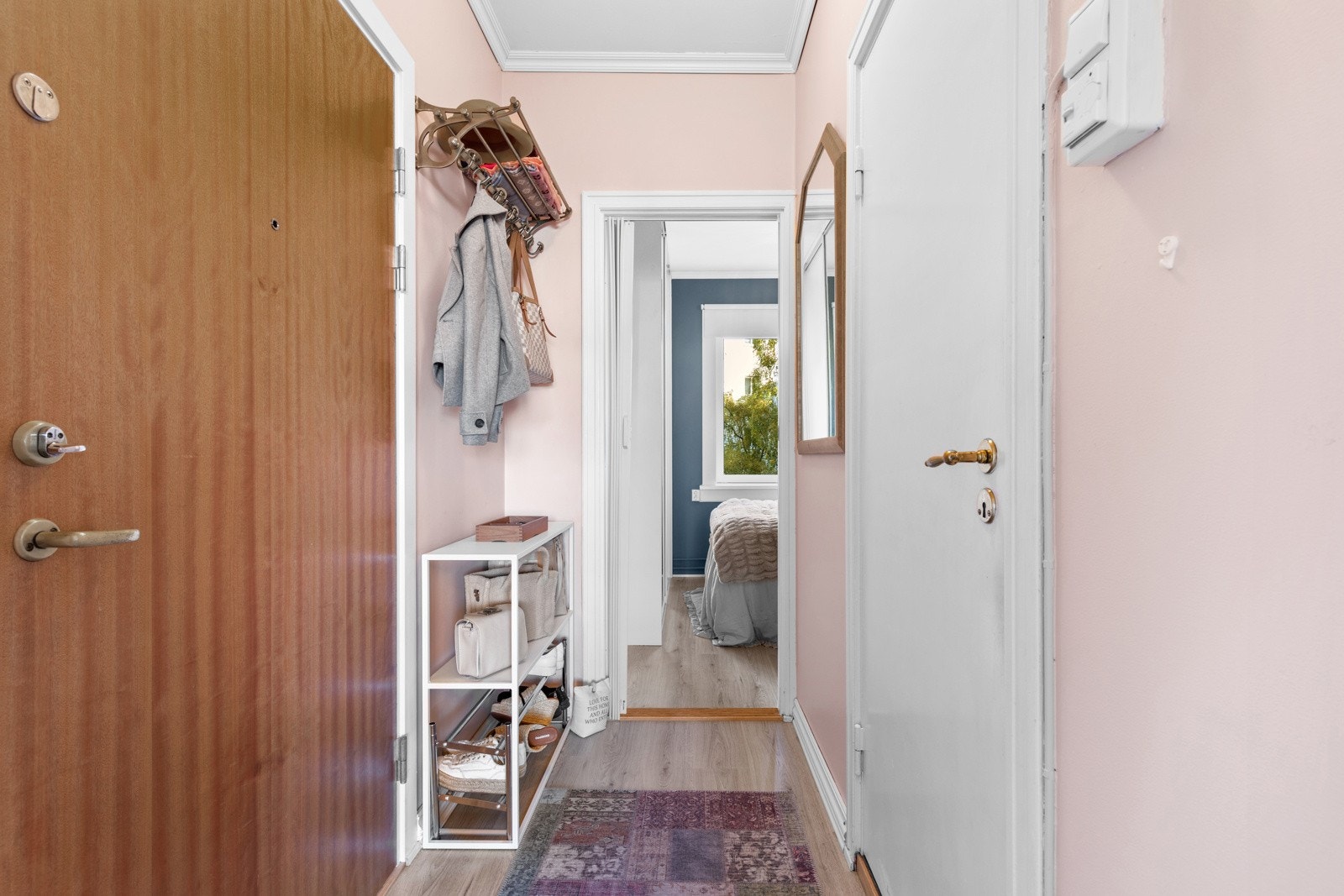 - Fin entrè med god plass til å henge fra seg ytterklær og sko - Galleribilde