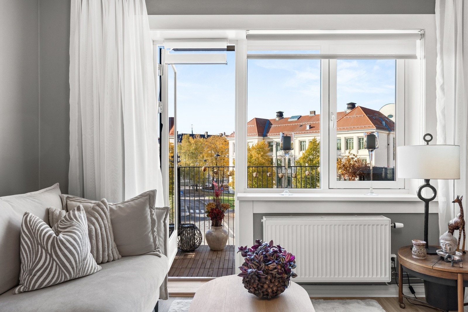 - Fra stuen er det adkomst til solrik balkong - Galleribilde