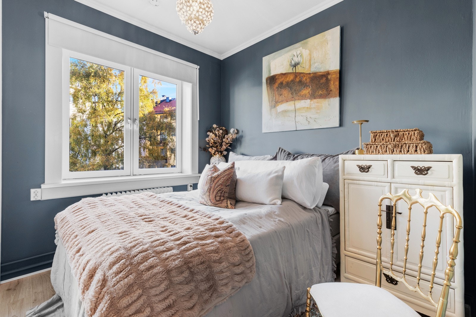 - Innbydende soverom med god plass til dobbeltseng. Soverommet vender ut mot bakgården - Galleribilde