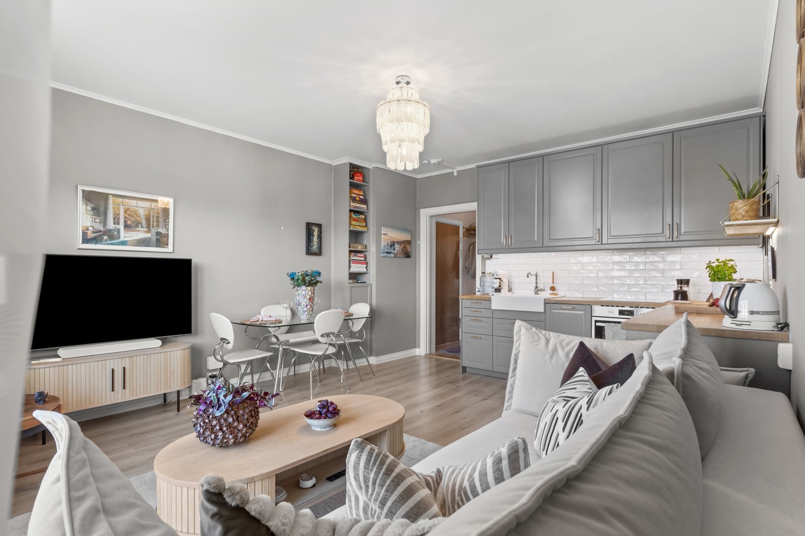 - God plass til sofa og tv-seksjon - Galleribilde