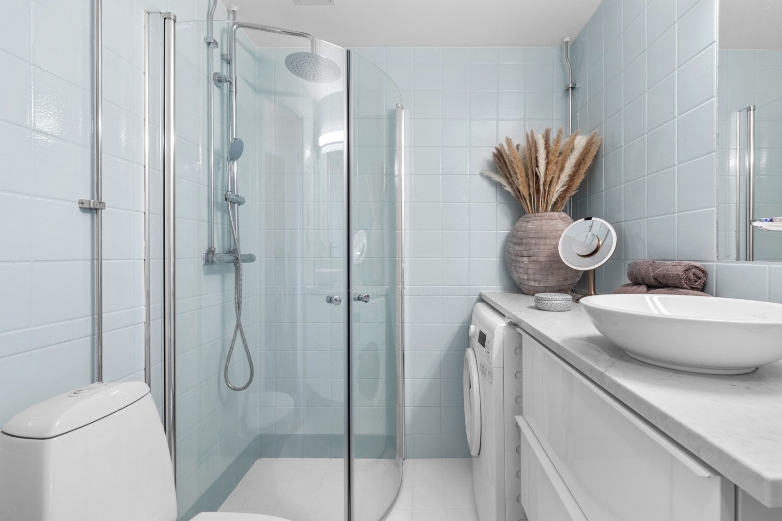 - Pent flislagt bad med varmekabler og opplegg for vaskemaskin - Galleribilde