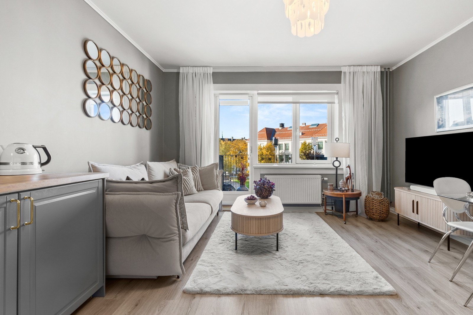 - Store vindusflater gir godt med naturlig lys - Galleribilde