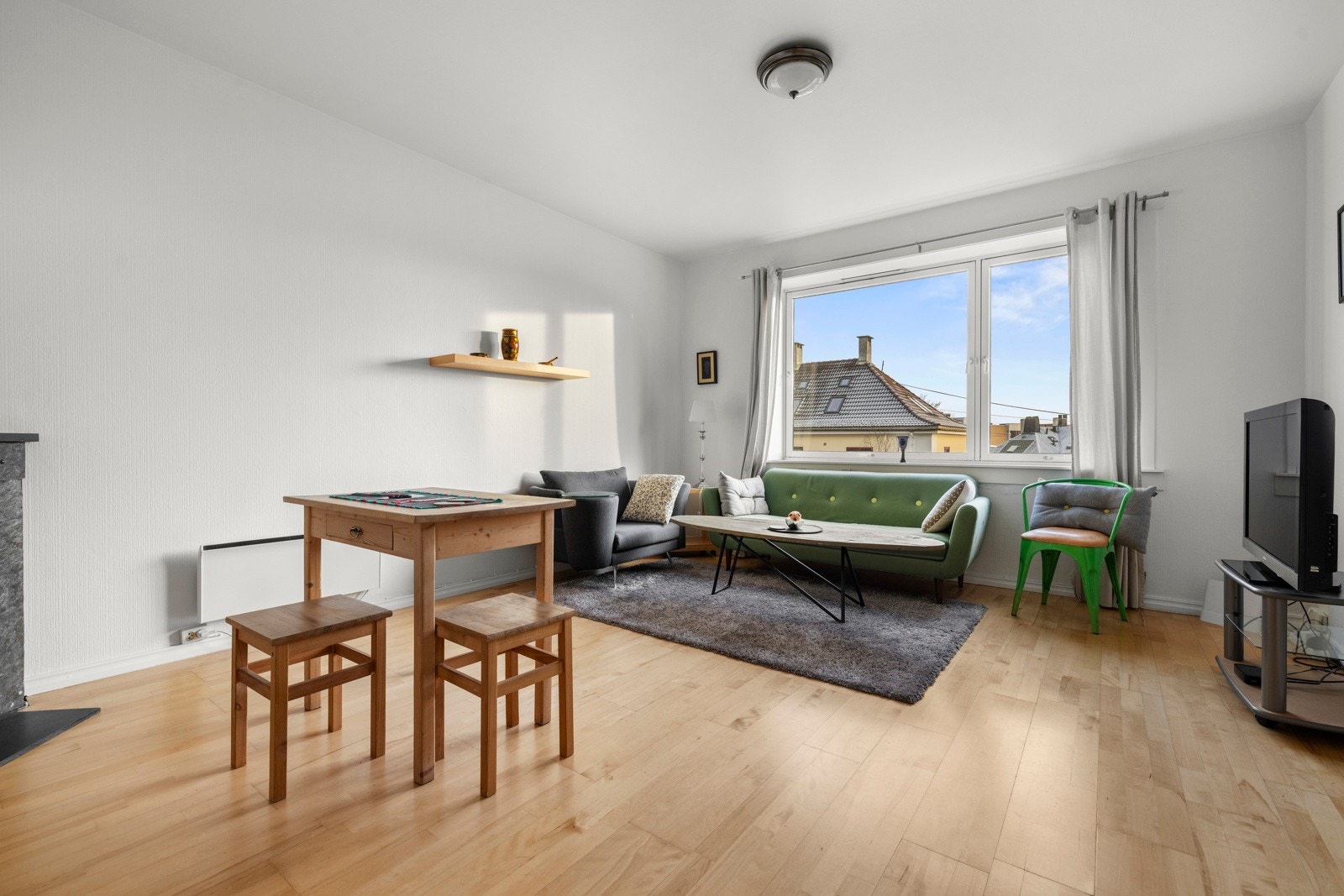 Romslig stue med stort vinud som slipper inn rikelig med lys. Galleribilde