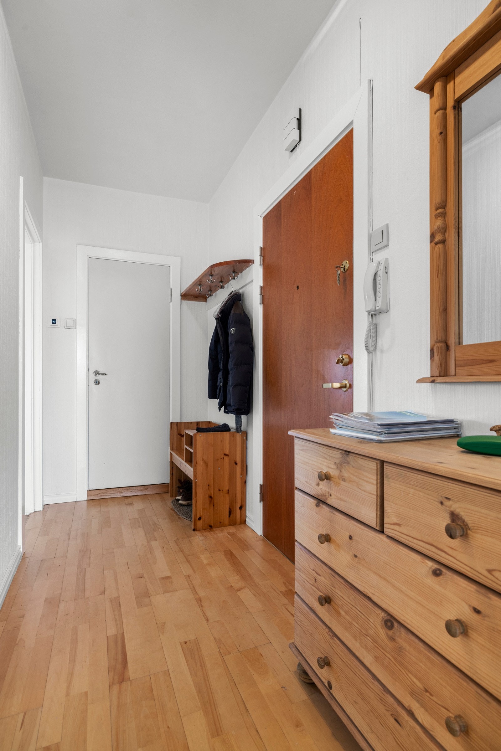 I gangen er det god plass til både jakker og sko. Galleribilde